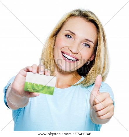 Donna felice con carta di credito