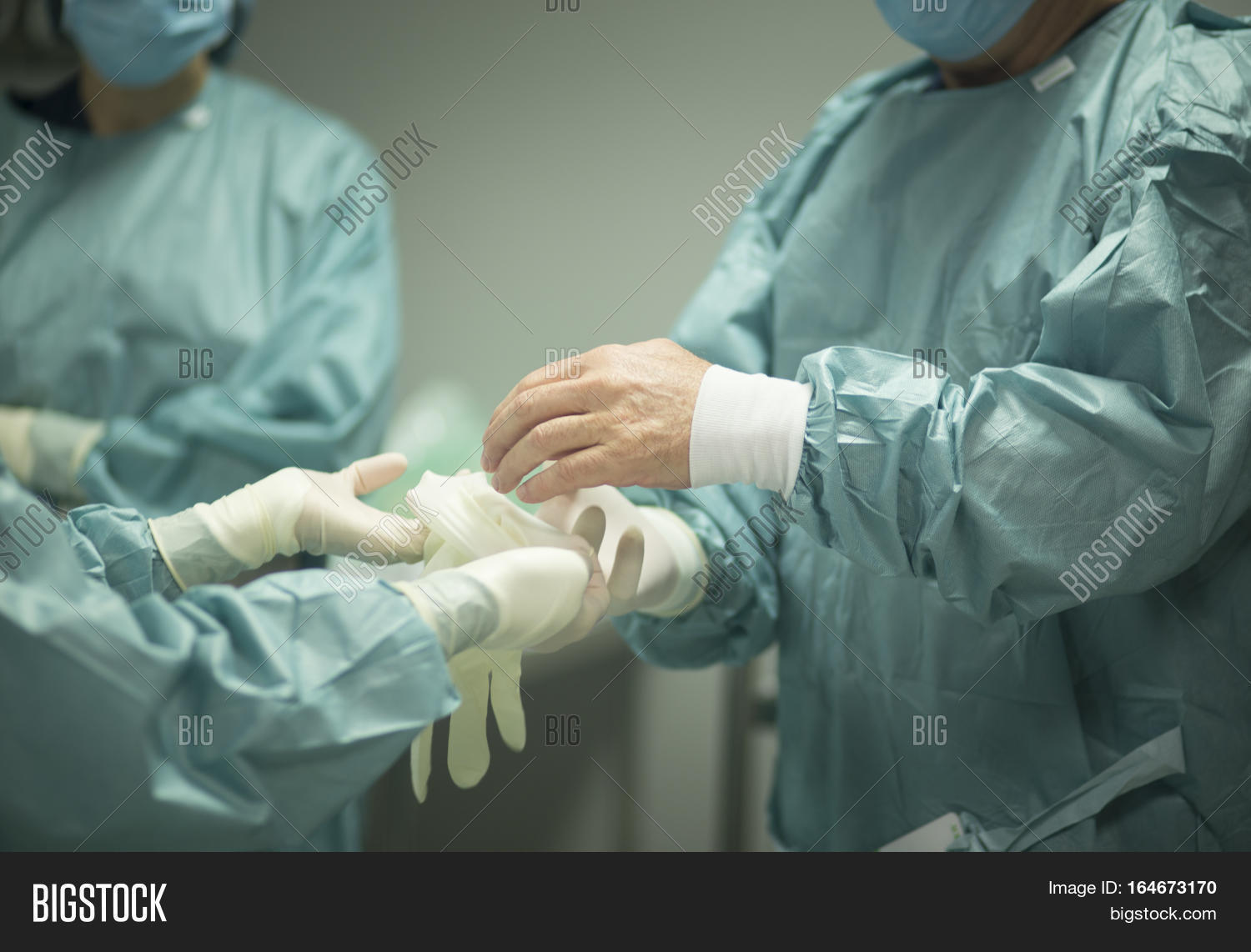 Мужчина надевает перчатку. Операция перчатка. Перчатки медицинские. Операция перчатка. Хирург надевает перчатки.