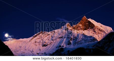 Mount Machhapuchhre po zachodzie słońca, Himalaje, Nepal