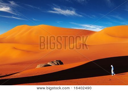 Tuareg nel deserto al tramonto, deserto del Sahara, Algeria