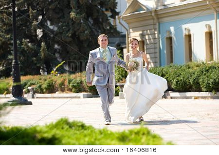 Noivo e noiva runinng