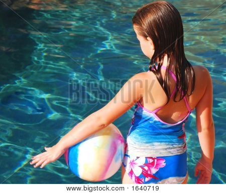 Mädchen mit Ball Pool