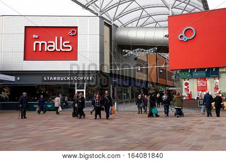 Basingstoke, Uk - Jan 04 2016: Unidentified Shoppers At The Entrance To 