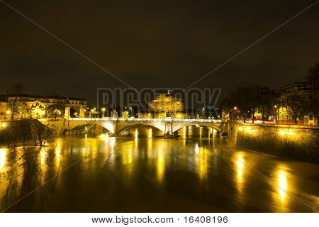 Paisagem urbana noturna do Rio Tibre