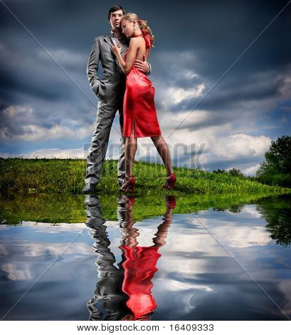 Jeune couple avec un ciel nuageux orage