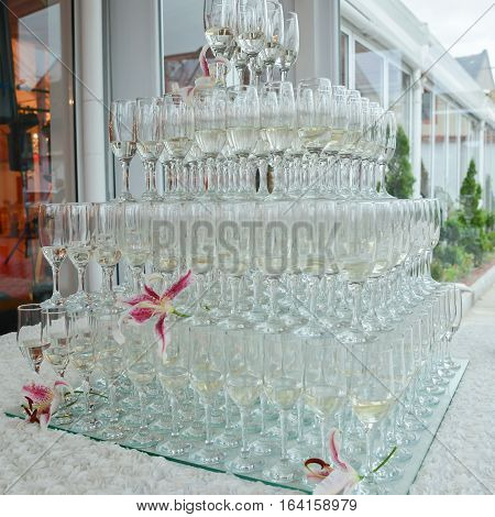 Restaurant champagne glasses arrangements for wedding reception