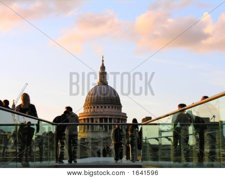 Catedral de Saint Paul e a Millenium Bridge Londres