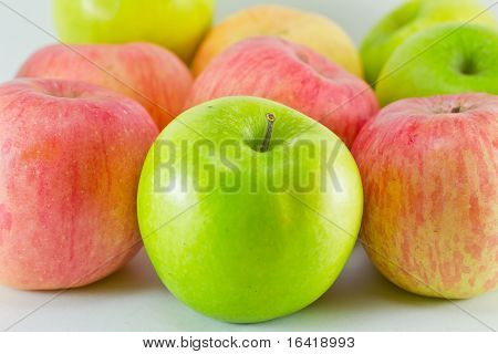 Groene en rode appels op witte achtergrond