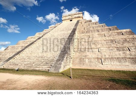 The Kukulkan Pyramid aka El Castillo in Ancient Mayan City Chichén Itzá. Yucatan Mexico