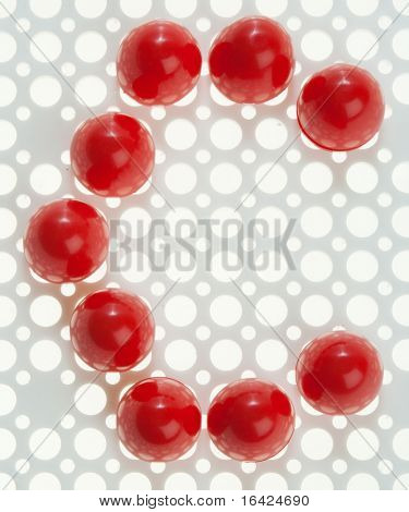Font fatta di piastrelle di mosaico rosso. Altre lettere sono anche nel mio portafoglio.