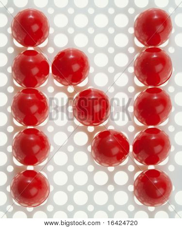 Font fatta di piastrelle di mosaico rosso. Altre lettere sono anche nel mio portafoglio.