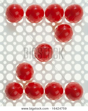 Font fatta di piastrelle di mosaico rosso. Altre lettere sono anche nel mio portafoglio.