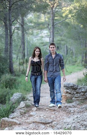 Красивая молодая пара, прогулки по лесу пути