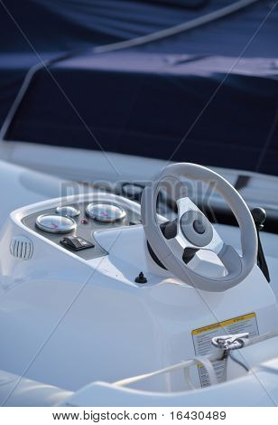 Luxus Detail der Boot-Deck - Lenkrad mit Tachometer, Revolution Counter etc.