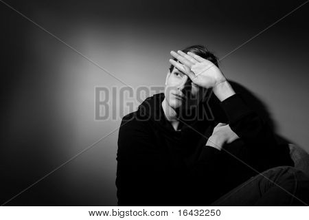 Ung kvinde lider af svær depression/angst (B&W billede)