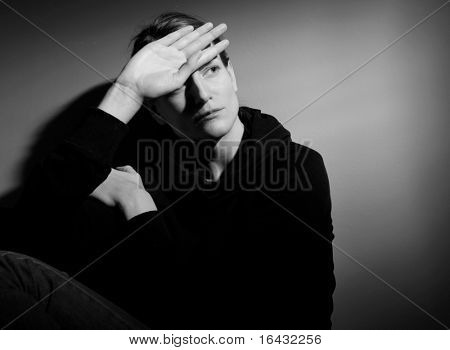 Ung kvinde lider af svær depression/angst (B&W billede)