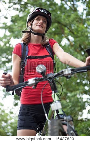 piuttosto giovane biker femminile outddors sulla sua mountain bike (shallow DOF; messa a fuoco selettiva)
