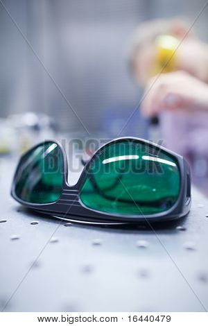 cientista fêmea fazendo pesquisas em um laboratório de óptica quântica (imagem de cor em tons)