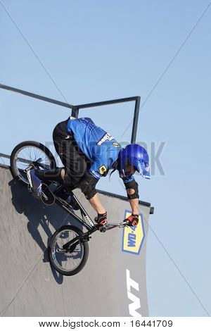 Biker BMX esibendosi in show Giant Bicycle Stunt Team
