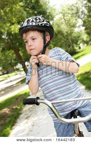 Poner un casco de bicicleta de niño