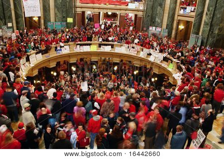 MADISON, WI - 17 lutego: Tysiące wypełnić capitol protestujących propozycję Wisconsin Gov Scott Walker