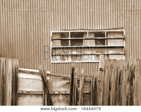 Delapidated hegn & gamle bygning