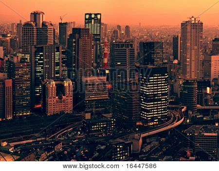 Osaka Panorama při západu slunce - pohled z nebe budovu Umeda