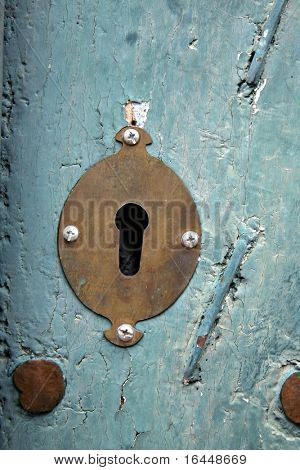 Vecchio keyhole presso una chiesa in Perù