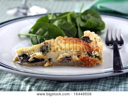 Une délicieuse tranche de quiche aux épinards