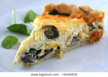 Une délicieuse tranche de quiche aux épinards (shallow DOF)