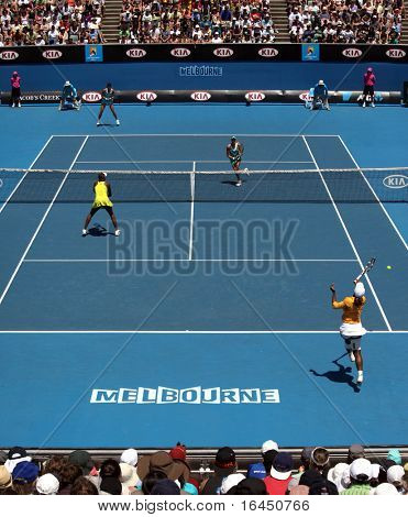 メルボルン、オーストラリア - 1 月 24 日： ダブルス セレナ & ビーナス ・ ウィリアムズ vs アンドレア Hlavackova & リュックと一致します。