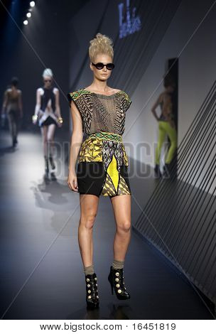 MELBOURNE, Australien - 19 marts: En model montrer design af Tina Kalivas i 2010 L'Oreal Melbo