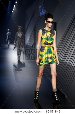 MELBOURNE, Australien - 19 marts: En model montrer design af Tina Kalivas i 2010 L'Oreal Melbo
