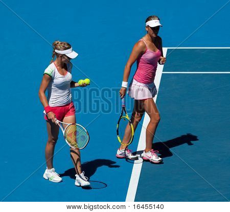 เมลเบิร์น ออสเตรเลีย - 28 มกราคม: Maria Kirilenko (R) & Victoria Azarenka ในผู้หญิงไร้คู่ผสม
