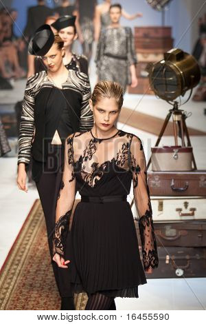 MELBOURNE - 17. marts: En model montrer designs af Thurley i 2011 L'Oreal Melbourne mode Fes