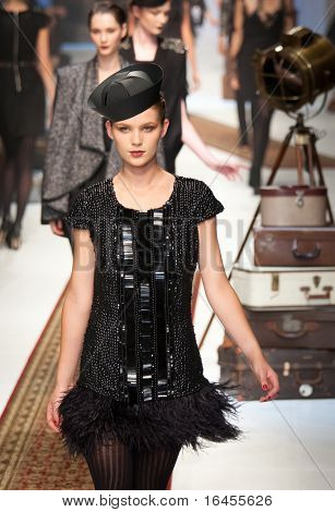 MELBOURNE - 17. marts: En model montrer designs af Thurley i 2011 L'Oreal Melbourne mode Fes