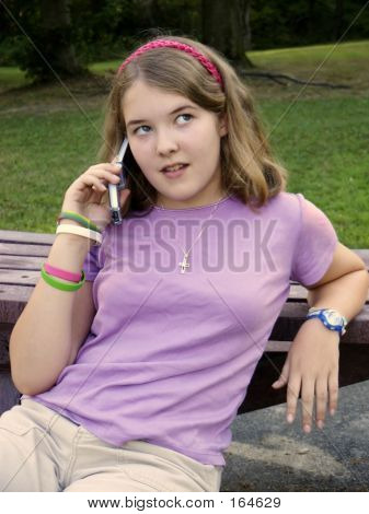 Mädchen auf Handy