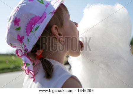 Mädchen leckt zahlreiche