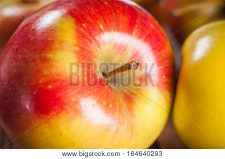 red and yellow apples on a wooden table