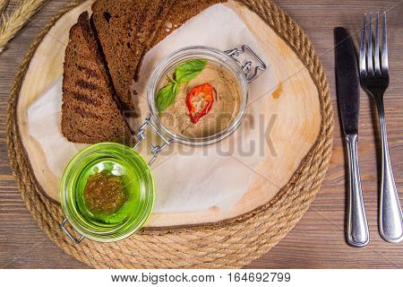 Mushroom mousse with crispy toast with basil and pepper