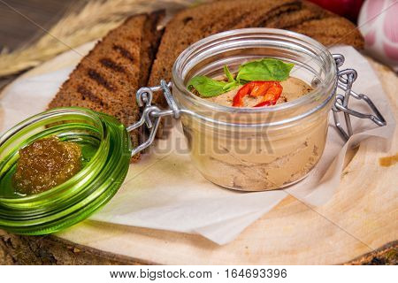 Mushroom mousse with crispy toast with basil and pepper