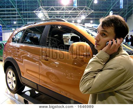 Hombre contra un coche