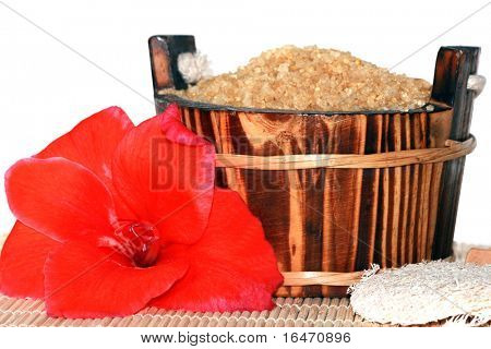 washtub com flor vermelha e sal de banho