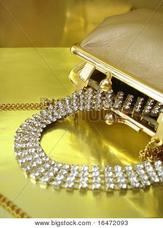 황금으로 핸드백에 다이아몬드 목걸이