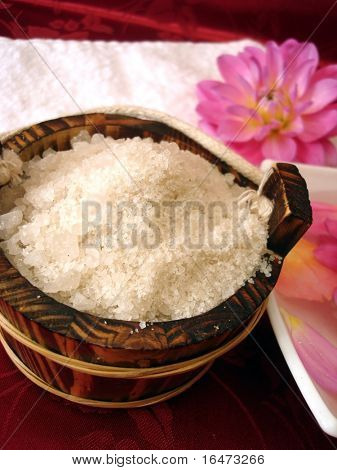 washtub com sal de banho, toalha e flores