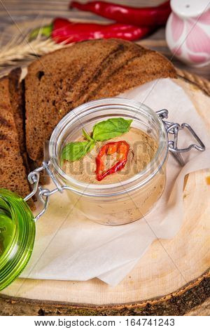 Mushroom mousse with crispy toast with basil and pepper
