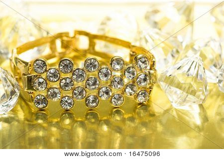 많은 다이아몬드와 황금 팔찌