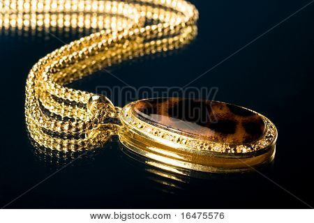 어두운 배경에서 파란색된으로 쿨롱