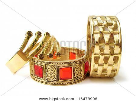 황금 팔찌 흰 배경에 고립의 클로즈업