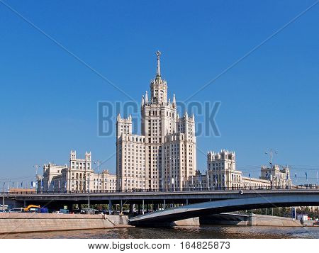 MOSCOW - AUGUST 2012: Great Bridge Ustyinsky. Stalin's skyscraper building on kotelnicheskaya embankment 1. Building was built at the mouth of the Yauza in 1938-1952. Authors of the project - Chechulin Rostkowska.